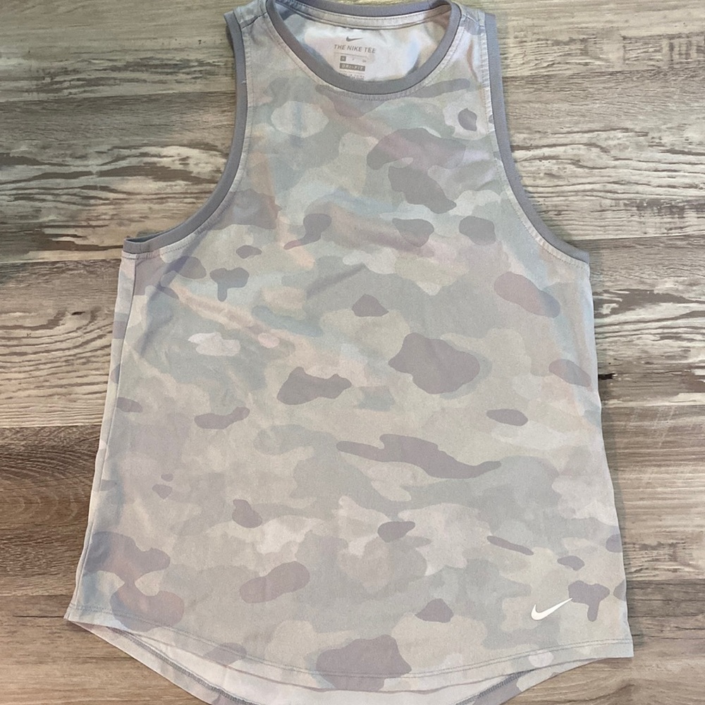 Workout tank womens Nike size small.